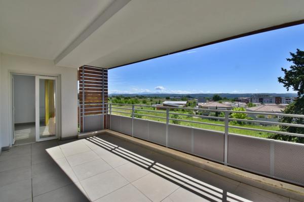 Appartement T3 avec terrasse, double garage et parking privatif. MANOSQUE (04)