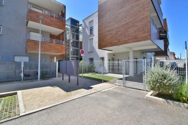 Appartement T3 avec terrasse, double garage et parking privatif. MANOSQUE (04)