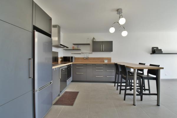 Appartement T3 avec terrasse, double garage et parking privatif. MANOSQUE (04)