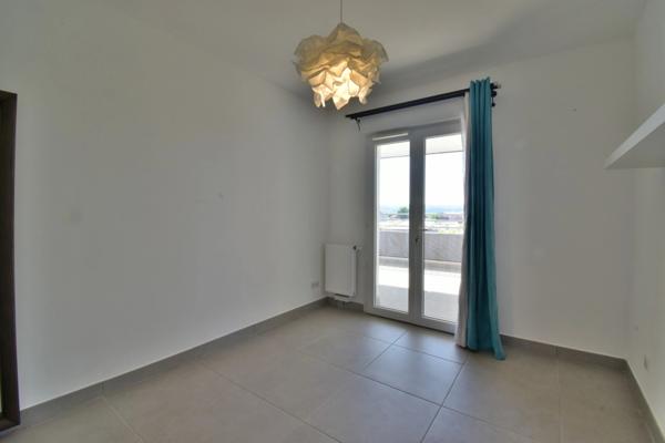 Appartement T3 avec terrasse, double garage et parking privatif. MANOSQUE (04)