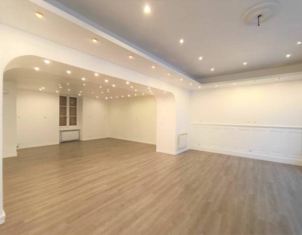 Local commercial -  LOYER PROGRESSIF - St Genix Les Villages - Centre