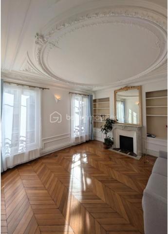 Au cœur du très recherché quartier Lévis / Monceau, à quelques pas de la rue de Lévis et du parc Monceau, découvrez ce magnifique appartement traversant de 57,6 m² Carrez, entièrement rénové en 2023 avec des prestations de grande qualité.

Situé au 3ᵉ et dernier étage, sans ascenseur, d’un charmant hôtel particulier, il bénéficie d’un cadre particulièrement privilégié : calme absolu, vue sur une cour pavée arborée et un jardin, et exposition sud-ouest offrant une luminosité remarquable tout au long de la journée.

Un appartement parisien d’une élégance rare

L’appartement a conservé toute l’âme du lieu tout en bénéficiant d’une rénovation intégrale et particulièrement soignée.

La belle hauteur sous plafond de 2,80 m, le parquet, les moulures et les boiseries rénovées donnent à l’ensemble un charme parisien authentique.

Le séjour, particulièrement lumineux, est sublimé par de magnifiques moulures au plafond aux lignes arrondies, qui lui confèrent beaucoup de caractère et une véritable élégance.

L’agencement comprend :

* une entrée avec penderie ;
* un séjour traversant, lumineux et chaleureux ;
* une chambre parentale avec grand dressing sur mesure ;
* une seconde chambre pouvant également faire office de bureau ;
* une cuisine indépendante entièrement aménagée sur mesure ;
* une salle d’eau entièrement rénovée ;
* de nombreux rangements, placards et grand vaisselier.

Une rénovation intégrale, jusque dans les moindres détails

La rénovation réalisée en 2023 a porté sur l’ensemble de l’appartement, avec un soin particulier apporté aux matériaux et aux finitions :

* électricité intégralement refaite ;
* plomberie entièrement refaite ;
* toutes les fenêtres remplacées par du double vitrage haut de gamme ;
* sols rénovés ;
* parquet restauré ;
* boiseries rénovées ;
* murs et plafonds entièrement repeints ;
* salle d’eau entièrement rénovée ;
* cuisine sur mesure entièrement équipée ;
* chauffe-eau ;
* VMC ;
* chauffage individuel au gaz.

La cuisine est vendue entièrement équipée, avec notamment :

plaques à induction, four, réfrigérateur, filtre à eau, lave-vaisselle et lave-linge.

Aucun travaux à prévoir : l’appartement offre le confort d’un bien contemporain tout en conservant le charme exceptionnel de l’ancien.

DPE : E

Charges de copropriété : 190 € / mois
Taxe foncière : 1 340 € / an

Une cave complète le bien.

Une adresse exceptionnelle dans le XVIIᵉ

À proximité immédiate des commerces, restaurants et commodités de la rue de Lévis, l’appartement bénéficie d’un emplacement particulièrement recherché.

Le parc Monceau est accessible en quelques minutes à pied et offre un environnement privilégié au cœur de Paris.

Le métro Villiers – lignes 2 et 3 permet de rejoindre rapidement les principaux quartiers de la capitale.

Le bien bénéficie également de la sectorisation Chaptal, avec notamment la proximité de Fénelon et de l’EIB du Parc Monceau.

Stationnement

Un box fermé est disponible en acquisition séparée, en supplément du prix de l’appartement.

Un véritable écrin parisien

Dernier étage, calme absolu, lumière exceptionnelle, exposition sud-ouest, volumes élégants, charme de l’ancien et rénovation intégrale haut de gamme : cet appartement réunit des qualités particulièrement recherchées dans le quartier Lévis / Monceau.

Un bien rare et raffiné, pensé dans les moindres détails, qui offre le charme intemporel d’un appartement parisien ancien avec le confort et la qualité d’une rénovation contemporaine.

Cave incluse – Box fermé disponible séparément.
