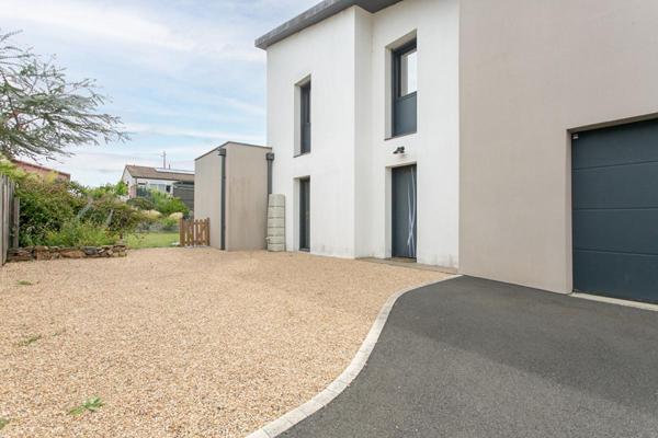Maison Mouzillon 6 P . 4 Chs . Bureau . 138.77 M² . T 681 M² . Garage . Terrasse . Balcon