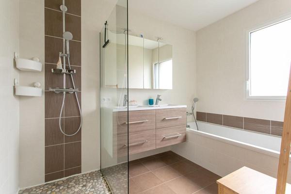 Maison Mouzillon 6 P . 4 Chs . Bureau . 138.77 M² . T 681 M² . Garage . Terrasse . Balcon