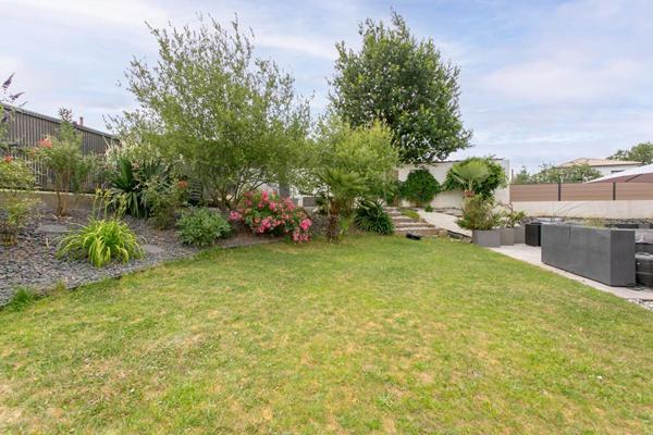 Maison Mouzillon 6 P . 4 Chs . Bureau . 138.77 M² . T 681 M² . Garage . Terrasse . Balcon