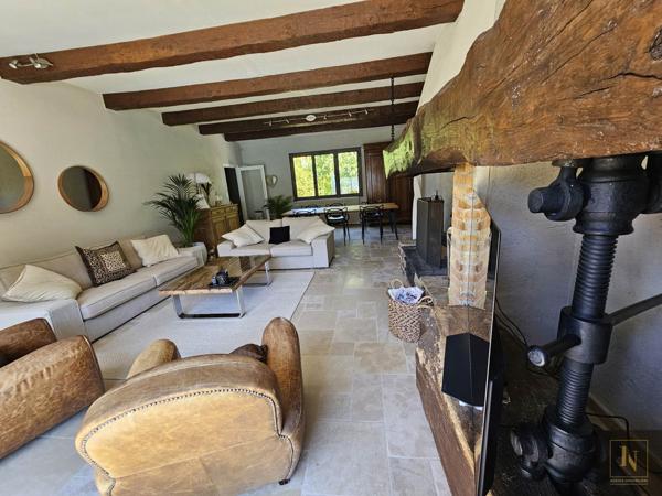 Maison
                                                                                                                                                                                                                                                                                                                        8 pièce(s)                                                                                                                                                                                                          4 chambre(s)                                                                                                                                                                                                          160  m²