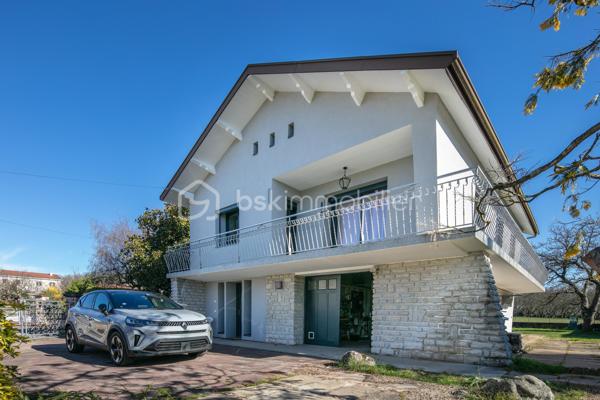 Bâtie en 1963, cette maison familiale offre de beaux volumes et un fort potentiel d’aménagement.

Au rez-de-chaussée, vous découvrirez une vaste entrée pouvant faire office de salon ou de pièce de vie supplémentaire, une buanderie, une chaufferie, une cave en terre battue ainsi qu’un grand garage permettant de stationner un véhicule et plusieurs motos.

À l’étage, l'habitation se compose d’un salon-salle à manger lumineux, d’une cuisine aménagée donnant accès à un balcon périphérique. Un couloir dessert également une salle d’eau, une toilette indépendante et deux belles chambres avec placards.

Les combles, déjà isolés, offrent un beau potentiel d’aménagement supplémentaire selon vos besoins.

Implantée sur un joli terrain plat, entièrement clôturé et piscinable de 829 m², la propriété bénéficie d’une belle luminosité grâce à ses larges ouvertures et son exposition plein sud.

Des travaux de rénovation énergétique ont déjà été réalisés, notamment les menuiseries et porte d’entrée en PVC, les volets roulants électriques et solaires, la VMC, la pompe à chaleur air/air...

La demeure est également raccordée au tout-à-l’égout.

Un léger rafraîchissement intérieur permettra de la remettre au goût du jour et de révéler tout son potentiel.