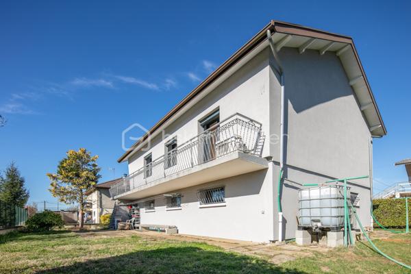 Bâtie en 1963, cette maison familiale offre de beaux volumes et un fort potentiel d’aménagement.

Au rez-de-chaussée, vous découvrirez une vaste entrée pouvant faire office de salon ou de pièce de vie supplémentaire, une buanderie, une chaufferie, une cave en terre battue ainsi qu’un grand garage permettant de stationner un véhicule et plusieurs motos.

À l’étage, l'habitation se compose d’un salon-salle à manger lumineux, d’une cuisine aménagée donnant accès à un balcon périphérique. Un couloir dessert également une salle d’eau, une toilette indépendante et deux belles chambres avec placards.

Les combles, déjà isolés, offrent un beau potentiel d’aménagement supplémentaire selon vos besoins.

Implantée sur un joli terrain plat, entièrement clôturé et piscinable de 829 m², la propriété bénéficie d’une belle luminosité grâce à ses larges ouvertures et son exposition plein sud.

Des travaux de rénovation énergétique ont déjà été réalisés, notamment les menuiseries et porte d’entrée en PVC, les volets roulants électriques et solaires, la VMC, la pompe à chaleur air/air...

La demeure est également raccordée au tout-à-l’égout.

Un léger rafraîchissement intérieur permettra de la remettre au goût du jour et de révéler tout son potentiel.