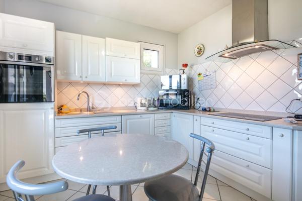 Bâtie en 1963, cette maison familiale offre de beaux volumes et un fort potentiel d’aménagement.

Au rez-de-chaussée, vous découvrirez une vaste entrée pouvant faire office de salon ou de pièce de vie supplémentaire, une buanderie, une chaufferie, une cave en terre battue ainsi qu’un grand garage permettant de stationner un véhicule et plusieurs motos.

À l’étage, l'habitation se compose d’un salon-salle à manger lumineux, d’une cuisine aménagée donnant accès à un balcon périphérique. Un couloir dessert également une salle d’eau, une toilette indépendante et deux belles chambres avec placards.

Les combles, déjà isolés, offrent un beau potentiel d’aménagement supplémentaire selon vos besoins.

Implantée sur un joli terrain plat, entièrement clôturé et piscinable de 829 m², la propriété bénéficie d’une belle luminosité grâce à ses larges ouvertures et son exposition plein sud.

Des travaux de rénovation énergétique ont déjà été réalisés, notamment les menuiseries et porte d’entrée en PVC, les volets roulants électriques et solaires, la VMC, la pompe à chaleur air/air...

La demeure est également raccordée au tout-à-l’égout.

Un léger rafraîchissement intérieur permettra de la remettre au goût du jour et de révéler tout son potentiel.