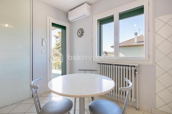 Bâtie en 1963, cette maison familiale offre de beaux volumes et un fort potentiel d’aménagement.

Au rez-de-chaussée, vous découvrirez une vaste entrée pouvant faire office de salon ou de pièce de vie supplémentaire, une buanderie, une chaufferie, une cave en terre battue ainsi qu’un grand garage permettant de stationner un véhicule et plusieurs motos.

À l’étage, l'habitation se compose d’un salon-salle à manger lumineux, d’une cuisine aménagée donnant accès à un balcon périphérique. Un couloir dessert également une salle d’eau, une toilette indépendante et deux belles chambres avec placards.

Les combles, déjà isolés, offrent un beau potentiel d’aménagement supplémentaire selon vos besoins.

Implantée sur un joli terrain plat, entièrement clôturé et piscinable de 829 m², la propriété bénéficie d’une belle luminosité grâce à ses larges ouvertures et son exposition plein sud.

Des travaux de rénovation énergétique ont déjà été réalisés, notamment les menuiseries et porte d’entrée en PVC, les volets roulants électriques et solaires, la VMC, la pompe à chaleur air/air...

La demeure est également raccordée au tout-à-l’égout.

Un léger rafraîchissement intérieur permettra de la remettre au goût du jour et de révéler tout son potentiel.