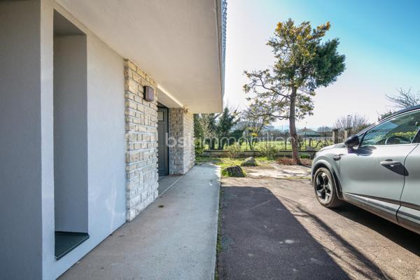Bâtie en 1963, cette maison familiale offre de beaux volumes et un fort potentiel d’aménagement.

Au rez-de-chaussée, vous découvrirez une vaste entrée pouvant faire office de salon ou de pièce de vie supplémentaire, une buanderie, une chaufferie, une cave en terre battue ainsi qu’un grand garage permettant de stationner un véhicule et plusieurs motos.

À l’étage, l'habitation se compose d’un salon-salle à manger lumineux, d’une cuisine aménagée donnant accès à un balcon périphérique. Un couloir dessert également une salle d’eau, une toilette indépendante et deux belles chambres avec placards.

Les combles, déjà isolés, offrent un beau potentiel d’aménagement supplémentaire selon vos besoins.

Implantée sur un joli terrain plat, entièrement clôturé et piscinable de 829 m², la propriété bénéficie d’une belle luminosité grâce à ses larges ouvertures et son exposition plein sud.

Des travaux de rénovation énergétique ont déjà été réalisés, notamment les menuiseries et porte d’entrée en PVC, les volets roulants électriques et solaires, la VMC, la pompe à chaleur air/air...

La demeure est également raccordée au tout-à-l’égout.

Un léger rafraîchissement intérieur permettra de la remettre au goût du jour et de révéler tout son potentiel.