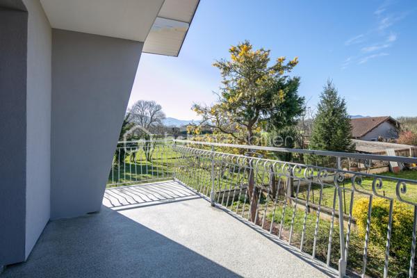 Bâtie en 1963, cette maison familiale offre de beaux volumes et un fort potentiel d’aménagement.

Au rez-de-chaussée, vous découvrirez une vaste entrée pouvant faire office de salon ou de pièce de vie supplémentaire, une buanderie, une chaufferie, une cave en terre battue ainsi qu’un grand garage permettant de stationner un véhicule et plusieurs motos.

À l’étage, l'habitation se compose d’un salon-salle à manger lumineux, d’une cuisine aménagée donnant accès à un balcon périphérique. Un couloir dessert également une salle d’eau, une toilette indépendante et deux belles chambres avec placards.

Les combles, déjà isolés, offrent un beau potentiel d’aménagement supplémentaire selon vos besoins.

Implantée sur un joli terrain plat, entièrement clôturé et piscinable de 829 m², la propriété bénéficie d’une belle luminosité grâce à ses larges ouvertures et son exposition plein sud.

Des travaux de rénovation énergétique ont déjà été réalisés, notamment les menuiseries et porte d’entrée en PVC, les volets roulants électriques et solaires, la VMC, la pompe à chaleur air/air...

La demeure est également raccordée au tout-à-l’égout.

Un léger rafraîchissement intérieur permettra de la remettre au goût du jour et de révéler tout son potentiel.
