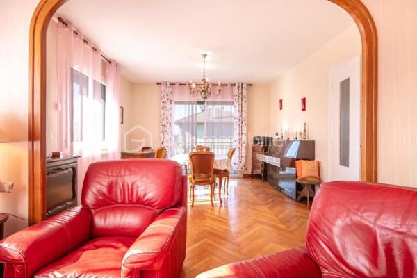 Bâtie en 1963, cette maison familiale offre de beaux volumes et un fort potentiel d’aménagement.

Au rez-de-chaussée, vous découvrirez une vaste entrée pouvant faire office de salon ou de pièce de vie supplémentaire, une buanderie, une chaufferie, une cave en terre battue ainsi qu’un grand garage permettant de stationner un véhicule et plusieurs motos.

À l’étage, l'habitation se compose d’un salon-salle à manger lumineux, d’une cuisine aménagée donnant accès à un balcon périphérique. Un couloir dessert également une salle d’eau, une toilette indépendante et deux belles chambres avec placards.

Les combles, déjà isolés, offrent un beau potentiel d’aménagement supplémentaire selon vos besoins.

Implantée sur un joli terrain plat, entièrement clôturé et piscinable de 829 m², la propriété bénéficie d’une belle luminosité grâce à ses larges ouvertures et son exposition plein sud.

Des travaux de rénovation énergétique ont déjà été réalisés, notamment les menuiseries et porte d’entrée en PVC, les volets roulants électriques et solaires, la VMC, la pompe à chaleur air/air...

La demeure est également raccordée au tout-à-l’égout.

Un léger rafraîchissement intérieur permettra de la remettre au goût du jour et de révéler tout son potentiel.