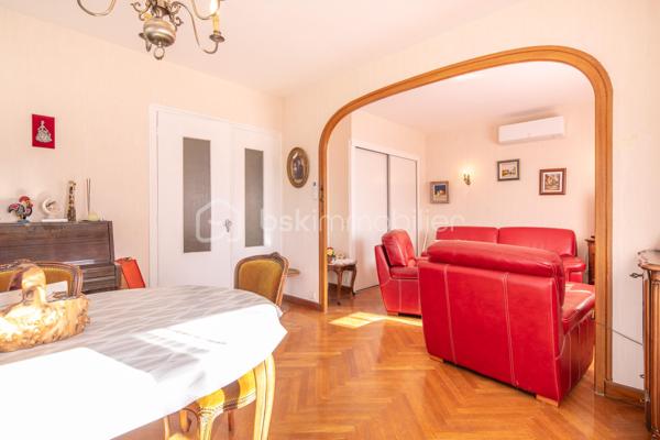 Bâtie en 1963, cette maison familiale offre de beaux volumes et un fort potentiel d’aménagement.

Au rez-de-chaussée, vous découvrirez une vaste entrée pouvant faire office de salon ou de pièce de vie supplémentaire, une buanderie, une chaufferie, une cave en terre battue ainsi qu’un grand garage permettant de stationner un véhicule et plusieurs motos.

À l’étage, l'habitation se compose d’un salon-salle à manger lumineux, d’une cuisine aménagée donnant accès à un balcon périphérique. Un couloir dessert également une salle d’eau, une toilette indépendante et deux belles chambres avec placards.

Les combles, déjà isolés, offrent un beau potentiel d’aménagement supplémentaire selon vos besoins.

Implantée sur un joli terrain plat, entièrement clôturé et piscinable de 829 m², la propriété bénéficie d’une belle luminosité grâce à ses larges ouvertures et son exposition plein sud.

Des travaux de rénovation énergétique ont déjà été réalisés, notamment les menuiseries et porte d’entrée en PVC, les volets roulants électriques et solaires, la VMC, la pompe à chaleur air/air...

La demeure est également raccordée au tout-à-l’égout.

Un léger rafraîchissement intérieur permettra de la remettre au goût du jour et de révéler tout son potentiel.