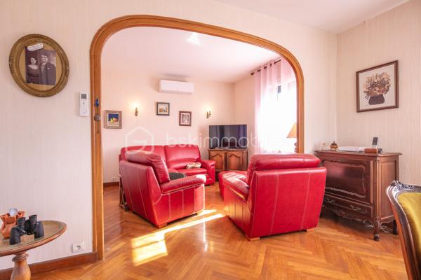 Bâtie en 1963, cette maison familiale offre de beaux volumes et un fort potentiel d’aménagement.

Au rez-de-chaussée, vous découvrirez une vaste entrée pouvant faire office de salon ou de pièce de vie supplémentaire, une buanderie, une chaufferie, une cave en terre battue ainsi qu’un grand garage permettant de stationner un véhicule et plusieurs motos.

À l’étage, l'habitation se compose d’un salon-salle à manger lumineux, d’une cuisine aménagée donnant accès à un balcon périphérique. Un couloir dessert également une salle d’eau, une toilette indépendante et deux belles chambres avec placards.

Les combles, déjà isolés, offrent un beau potentiel d’aménagement supplémentaire selon vos besoins.

Implantée sur un joli terrain plat, entièrement clôturé et piscinable de 829 m², la propriété bénéficie d’une belle luminosité grâce à ses larges ouvertures et son exposition plein sud.

Des travaux de rénovation énergétique ont déjà été réalisés, notamment les menuiseries et porte d’entrée en PVC, les volets roulants électriques et solaires, la VMC, la pompe à chaleur air/air...

La demeure est également raccordée au tout-à-l’égout.

Un léger rafraîchissement intérieur permettra de la remettre au goût du jour et de révéler tout son potentiel.