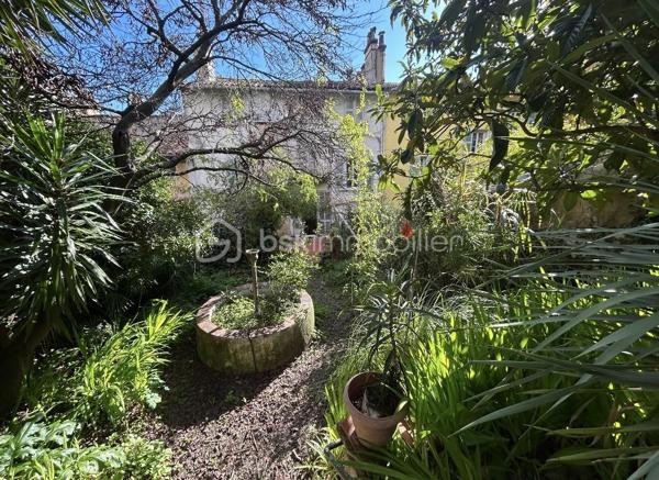 Appartement centre ville Hyères
J'ai le plaisir de vous présenter en exclusivité un appartement situé au rez de chaussée d'une copropriété de 08 lots d'habitation
L'appartement d'une surface au sol de 42m² comprenant un séjour cuisine de 15.6m², de deux pièces d'environ 08m² chacune et d'une salle d'eau avec WC de 5.3m².
La copropriété dispose d’un jardin arboré commun, au 3eme etage de l’immeuble 
Idéalement placé au centre ville de Hyères, proche de toute commodité. 
Des travaux sont a prévoir au niveau de l'électricité et du chauffage
Idéal pour un investissement ou un pied a terre