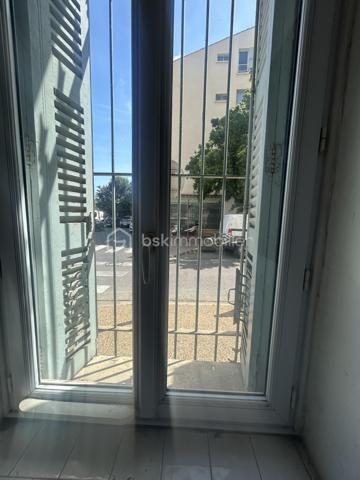 Appartement centre ville Hyères
J'ai le plaisir de vous présenter en exclusivité un appartement situé au rez de chaussée d'une copropriété de 08 lots d'habitation
L'appartement d'une surface au sol de 42m² comprenant un séjour cuisine de 15.6m², de deux pièces d'environ 08m² chacune et d'une salle d'eau avec WC de 5.3m².
La copropriété dispose d’un jardin arboré commun, au 3eme etage de l’immeuble 
Idéalement placé au centre ville de Hyères, proche de toute commodité. 
Des travaux sont a prévoir au niveau de l'électricité et du chauffage
Idéal pour un investissement ou un pied a terre