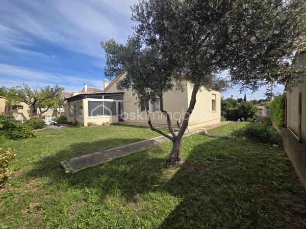 À deux pas du centre ville de port-de-bouc et à quelques minutes de Martigues, venez découvrir cette villa de Plain-Pied de 82m² sur 405m² de jardin piscinable avec un fort potentiel d’évolution qui s’inscrit dans une impasse, au calme.


Cette villa pleine de possiblitées offre un véritable art de vivre tourné vers l’extérieur. La terrasse et la véranda exposée plein sud deviennent rapidement un lieu de vie central aux beaux jours, tandis que le jardin arboré et fleuri, muni d’un barbecue, prolonge cette sensation de sérénité.
Le jardin fait tout le tour de la maison ce qui rends l’espace idéal pour les enfants et les animaux.

Dans cette maison, vous trouverez un vaste salon-séjour baigné de lumière ainsi qu’une cuisine équipée jouxtant ce salon, permettant un aménagement si souhaité. Deux grandes chambres viennent compléter cette maison, la troisième étant allouée aujourd’hui au salon.
On peut facilement la retrouver si souhaitée.
Vous trouverez également une salle d’eau et une toilette tout deux indépendantes.


Au-delà de l’habitation principale, le bien dispose d’un atelier de 14 m² et un garage de 13m² offrant de nombreuses possibilités selon les projets, qu’il s’agisse de stockage, d’activité ou d’aménagement complémentaire.

Totalement isolée par l’extérieur et dans les combles elle nécessite juste, si souhaitée, de modifier la chaudière au fioul par une pompe à chaleur. Une climatisation est déjà installée dans la maison.
Des travaux de mise au goût sont à envisager pour en faire un superbe cocon familial.

Cette maison en impasse, à deux pas du centre ville, à coté de marignane et des plages de la cote bleue avec un accès rapide aux infrastructures majeures (aéroport à moins de 30 minutes), en fait un bien idéalement situé !