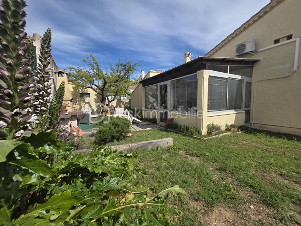 À deux pas du centre ville de port-de-bouc et à quelques minutes de Martigues, venez découvrir cette villa de Plain-Pied de 82m² sur 405m² de jardin piscinable avec un fort potentiel d’évolution qui s’inscrit dans une impasse, au calme.


Cette villa pleine de possiblitées offre un véritable art de vivre tourné vers l’extérieur. La terrasse et la véranda exposée plein sud deviennent rapidement un lieu de vie central aux beaux jours, tandis que le jardin arboré et fleuri, muni d’un barbecue, prolonge cette sensation de sérénité.
Le jardin fait tout le tour de la maison ce qui rends l’espace idéal pour les enfants et les animaux.

Dans cette maison, vous trouverez un vaste salon-séjour baigné de lumière ainsi qu’une cuisine équipée jouxtant ce salon, permettant un aménagement si souhaité. Deux grandes chambres viennent compléter cette maison, la troisième étant allouée aujourd’hui au salon.
On peut facilement la retrouver si souhaitée.
Vous trouverez également une salle d’eau et une toilette tout deux indépendantes.


Au-delà de l’habitation principale, le bien dispose d’un atelier de 14 m² et un garage de 13m² offrant de nombreuses possibilités selon les projets, qu’il s’agisse de stockage, d’activité ou d’aménagement complémentaire.

Totalement isolée par l’extérieur et dans les combles elle nécessite juste, si souhaitée, de modifier la chaudière au fioul par une pompe à chaleur. Une climatisation est déjà installée dans la maison.
Des travaux de mise au goût sont à envisager pour en faire un superbe cocon familial.

Cette maison en impasse, à deux pas du centre ville, à coté de marignane et des plages de la cote bleue avec un accès rapide aux infrastructures majeures (aéroport à moins de 30 minutes), en fait un bien idéalement situé !
