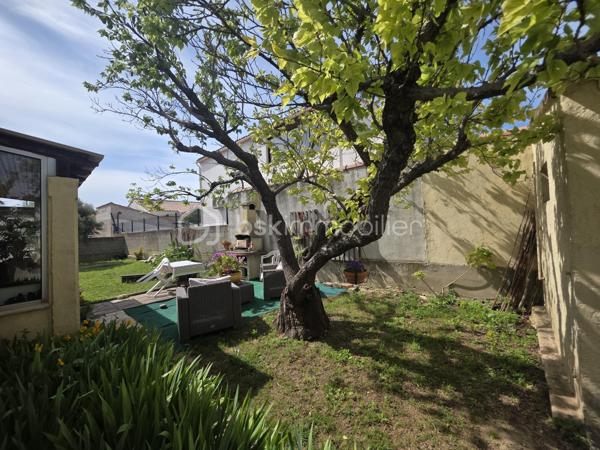 À deux pas du centre ville de port-de-bouc et à quelques minutes de Martigues, venez découvrir cette villa de Plain-Pied de 82m² sur 405m² de jardin piscinable avec un fort potentiel d’évolution qui s’inscrit dans une impasse, au calme.


Cette villa pleine de possiblitées offre un véritable art de vivre tourné vers l’extérieur. La terrasse et la véranda exposée plein sud deviennent rapidement un lieu de vie central aux beaux jours, tandis que le jardin arboré et fleuri, muni d’un barbecue, prolonge cette sensation de sérénité.
Le jardin fait tout le tour de la maison ce qui rends l’espace idéal pour les enfants et les animaux.

Dans cette maison, vous trouverez un vaste salon-séjour baigné de lumière ainsi qu’une cuisine équipée jouxtant ce salon, permettant un aménagement si souhaité. Deux grandes chambres viennent compléter cette maison, la troisième étant allouée aujourd’hui au salon.
On peut facilement la retrouver si souhaitée.
Vous trouverez également une salle d’eau et une toilette tout deux indépendantes.


Au-delà de l’habitation principale, le bien dispose d’un atelier de 14 m² et un garage de 13m² offrant de nombreuses possibilités selon les projets, qu’il s’agisse de stockage, d’activité ou d’aménagement complémentaire.

Totalement isolée par l’extérieur et dans les combles elle nécessite juste, si souhaitée, de modifier la chaudière au fioul par une pompe à chaleur. Une climatisation est déjà installée dans la maison.
Des travaux de mise au goût sont à envisager pour en faire un superbe cocon familial.

Cette maison en impasse, à deux pas du centre ville, à coté de marignane et des plages de la cote bleue avec un accès rapide aux infrastructures majeures (aéroport à moins de 30 minutes), en fait un bien idéalement situé !