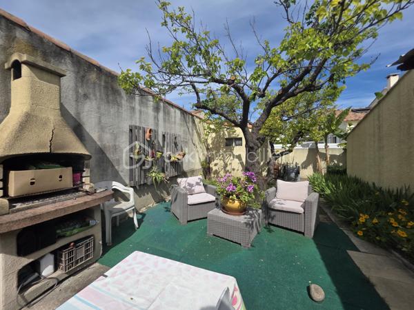 À deux pas du centre ville de port-de-bouc et à quelques minutes de Martigues, venez découvrir cette villa de Plain-Pied de 82m² sur 405m² de jardin piscinable avec un fort potentiel d’évolution qui s’inscrit dans une impasse, au calme.


Cette villa pleine de possiblitées offre un véritable art de vivre tourné vers l’extérieur. La terrasse et la véranda exposée plein sud deviennent rapidement un lieu de vie central aux beaux jours, tandis que le jardin arboré et fleuri, muni d’un barbecue, prolonge cette sensation de sérénité.
Le jardin fait tout le tour de la maison ce qui rends l’espace idéal pour les enfants et les animaux.

Dans cette maison, vous trouverez un vaste salon-séjour baigné de lumière ainsi qu’une cuisine équipée jouxtant ce salon, permettant un aménagement si souhaité. Deux grandes chambres viennent compléter cette maison, la troisième étant allouée aujourd’hui au salon.
On peut facilement la retrouver si souhaitée.
Vous trouverez également une salle d’eau et une toilette tout deux indépendantes.


Au-delà de l’habitation principale, le bien dispose d’un atelier de 14 m² et un garage de 13m² offrant de nombreuses possibilités selon les projets, qu’il s’agisse de stockage, d’activité ou d’aménagement complémentaire.

Totalement isolée par l’extérieur et dans les combles elle nécessite juste, si souhaitée, de modifier la chaudière au fioul par une pompe à chaleur. Une climatisation est déjà installée dans la maison.
Des travaux de mise au goût sont à envisager pour en faire un superbe cocon familial.

Cette maison en impasse, à deux pas du centre ville, à coté de marignane et des plages de la cote bleue avec un accès rapide aux infrastructures majeures (aéroport à moins de 30 minutes), en fait un bien idéalement situé !