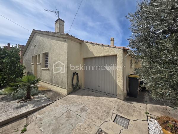 À deux pas du centre ville de port-de-bouc et à quelques minutes de Martigues, venez découvrir cette villa de Plain-Pied de 82m² sur 405m² de jardin piscinable avec un fort potentiel d’évolution qui s’inscrit dans une impasse, au calme.


Cette villa pleine de possiblitées offre un véritable art de vivre tourné vers l’extérieur. La terrasse et la véranda exposée plein sud deviennent rapidement un lieu de vie central aux beaux jours, tandis que le jardin arboré et fleuri, muni d’un barbecue, prolonge cette sensation de sérénité.
Le jardin fait tout le tour de la maison ce qui rends l’espace idéal pour les enfants et les animaux.

Dans cette maison, vous trouverez un vaste salon-séjour baigné de lumière ainsi qu’une cuisine équipée jouxtant ce salon, permettant un aménagement si souhaité. Deux grandes chambres viennent compléter cette maison, la troisième étant allouée aujourd’hui au salon.
On peut facilement la retrouver si souhaitée.
Vous trouverez également une salle d’eau et une toilette tout deux indépendantes.


Au-delà de l’habitation principale, le bien dispose d’un atelier de 14 m² et un garage de 13m² offrant de nombreuses possibilités selon les projets, qu’il s’agisse de stockage, d’activité ou d’aménagement complémentaire.

Totalement isolée par l’extérieur et dans les combles elle nécessite juste, si souhaitée, de modifier la chaudière au fioul par une pompe à chaleur. Une climatisation est déjà installée dans la maison.
Des travaux de mise au goût sont à envisager pour en faire un superbe cocon familial.

Cette maison en impasse, à deux pas du centre ville, à coté de marignane et des plages de la cote bleue avec un accès rapide aux infrastructures majeures (aéroport à moins de 30 minutes), en fait un bien idéalement situé !