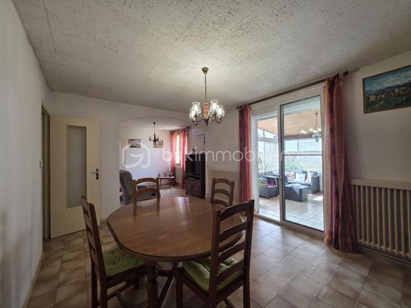 À deux pas du centre ville de port-de-bouc et à quelques minutes de Martigues, venez découvrir cette villa de Plain-Pied de 82m² sur 405m² de jardin piscinable avec un fort potentiel d’évolution qui s’inscrit dans une impasse, au calme.


Cette villa pleine de possiblitées offre un véritable art de vivre tourné vers l’extérieur. La terrasse et la véranda exposée plein sud deviennent rapidement un lieu de vie central aux beaux jours, tandis que le jardin arboré et fleuri, muni d’un barbecue, prolonge cette sensation de sérénité.
Le jardin fait tout le tour de la maison ce qui rends l’espace idéal pour les enfants et les animaux.

Dans cette maison, vous trouverez un vaste salon-séjour baigné de lumière ainsi qu’une cuisine équipée jouxtant ce salon, permettant un aménagement si souhaité. Deux grandes chambres viennent compléter cette maison, la troisième étant allouée aujourd’hui au salon.
On peut facilement la retrouver si souhaitée.
Vous trouverez également une salle d’eau et une toilette tout deux indépendantes.


Au-delà de l’habitation principale, le bien dispose d’un atelier de 14 m² et un garage de 13m² offrant de nombreuses possibilités selon les projets, qu’il s’agisse de stockage, d’activité ou d’aménagement complémentaire.

Totalement isolée par l’extérieur et dans les combles elle nécessite juste, si souhaitée, de modifier la chaudière au fioul par une pompe à chaleur. Une climatisation est déjà installée dans la maison.
Des travaux de mise au goût sont à envisager pour en faire un superbe cocon familial.

Cette maison en impasse, à deux pas du centre ville, à coté de marignane et des plages de la cote bleue avec un accès rapide aux infrastructures majeures (aéroport à moins de 30 minutes), en fait un bien idéalement situé !