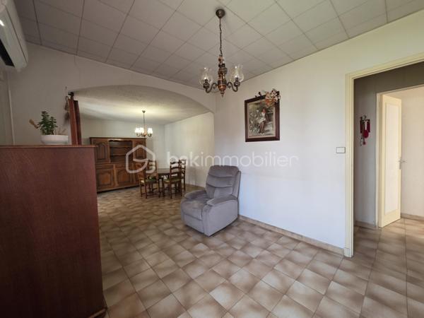 À deux pas du centre ville de port-de-bouc et à quelques minutes de Martigues, venez découvrir cette villa de Plain-Pied de 82m² sur 405m² de jardin piscinable avec un fort potentiel d’évolution qui s’inscrit dans une impasse, au calme.


Cette villa pleine de possiblitées offre un véritable art de vivre tourné vers l’extérieur. La terrasse et la véranda exposée plein sud deviennent rapidement un lieu de vie central aux beaux jours, tandis que le jardin arboré et fleuri, muni d’un barbecue, prolonge cette sensation de sérénité.
Le jardin fait tout le tour de la maison ce qui rends l’espace idéal pour les enfants et les animaux.

Dans cette maison, vous trouverez un vaste salon-séjour baigné de lumière ainsi qu’une cuisine équipée jouxtant ce salon, permettant un aménagement si souhaité. Deux grandes chambres viennent compléter cette maison, la troisième étant allouée aujourd’hui au salon.
On peut facilement la retrouver si souhaitée.
Vous trouverez également une salle d’eau et une toilette tout deux indépendantes.


Au-delà de l’habitation principale, le bien dispose d’un atelier de 14 m² et un garage de 13m² offrant de nombreuses possibilités selon les projets, qu’il s’agisse de stockage, d’activité ou d’aménagement complémentaire.

Totalement isolée par l’extérieur et dans les combles elle nécessite juste, si souhaitée, de modifier la chaudière au fioul par une pompe à chaleur. Une climatisation est déjà installée dans la maison.
Des travaux de mise au goût sont à envisager pour en faire un superbe cocon familial.

Cette maison en impasse, à deux pas du centre ville, à coté de marignane et des plages de la cote bleue avec un accès rapide aux infrastructures majeures (aéroport à moins de 30 minutes), en fait un bien idéalement situé !