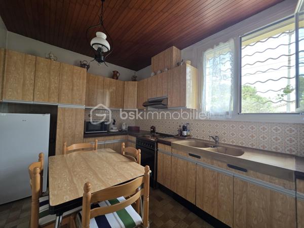 À deux pas du centre ville de port-de-bouc et à quelques minutes de Martigues, venez découvrir cette villa de Plain-Pied de 82m² sur 405m² de jardin piscinable avec un fort potentiel d’évolution qui s’inscrit dans une impasse, au calme.


Cette villa pleine de possiblitées offre un véritable art de vivre tourné vers l’extérieur. La terrasse et la véranda exposée plein sud deviennent rapidement un lieu de vie central aux beaux jours, tandis que le jardin arboré et fleuri, muni d’un barbecue, prolonge cette sensation de sérénité.
Le jardin fait tout le tour de la maison ce qui rends l’espace idéal pour les enfants et les animaux.

Dans cette maison, vous trouverez un vaste salon-séjour baigné de lumière ainsi qu’une cuisine équipée jouxtant ce salon, permettant un aménagement si souhaité. Deux grandes chambres viennent compléter cette maison, la troisième étant allouée aujourd’hui au salon.
On peut facilement la retrouver si souhaitée.
Vous trouverez également une salle d’eau et une toilette tout deux indépendantes.


Au-delà de l’habitation principale, le bien dispose d’un atelier de 14 m² et un garage de 13m² offrant de nombreuses possibilités selon les projets, qu’il s’agisse de stockage, d’activité ou d’aménagement complémentaire.

Totalement isolée par l’extérieur et dans les combles elle nécessite juste, si souhaitée, de modifier la chaudière au fioul par une pompe à chaleur. Une climatisation est déjà installée dans la maison.
Des travaux de mise au goût sont à envisager pour en faire un superbe cocon familial.

Cette maison en impasse, à deux pas du centre ville, à coté de marignane et des plages de la cote bleue avec un accès rapide aux infrastructures majeures (aéroport à moins de 30 minutes), en fait un bien idéalement situé !