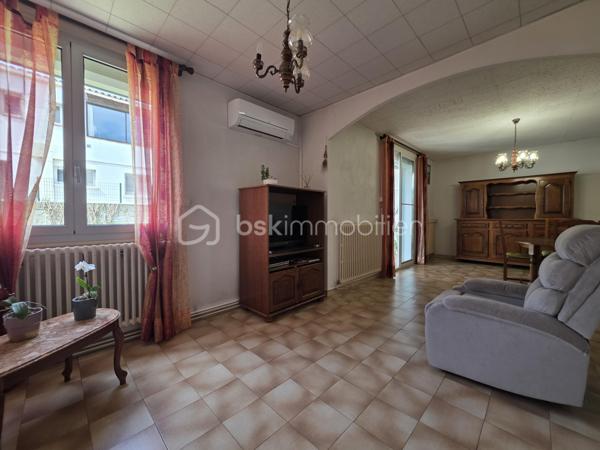 À deux pas du centre ville de port-de-bouc et à quelques minutes de Martigues, venez découvrir cette villa de Plain-Pied de 82m² sur 405m² de jardin piscinable avec un fort potentiel d’évolution qui s’inscrit dans une impasse, au calme.


Cette villa pleine de possiblitées offre un véritable art de vivre tourné vers l’extérieur. La terrasse et la véranda exposée plein sud deviennent rapidement un lieu de vie central aux beaux jours, tandis que le jardin arboré et fleuri, muni d’un barbecue, prolonge cette sensation de sérénité.
Le jardin fait tout le tour de la maison ce qui rends l’espace idéal pour les enfants et les animaux.

Dans cette maison, vous trouverez un vaste salon-séjour baigné de lumière ainsi qu’une cuisine équipée jouxtant ce salon, permettant un aménagement si souhaité. Deux grandes chambres viennent compléter cette maison, la troisième étant allouée aujourd’hui au salon.
On peut facilement la retrouver si souhaitée.
Vous trouverez également une salle d’eau et une toilette tout deux indépendantes.


Au-delà de l’habitation principale, le bien dispose d’un atelier de 14 m² et un garage de 13m² offrant de nombreuses possibilités selon les projets, qu’il s’agisse de stockage, d’activité ou d’aménagement complémentaire.

Totalement isolée par l’extérieur et dans les combles elle nécessite juste, si souhaitée, de modifier la chaudière au fioul par une pompe à chaleur. Une climatisation est déjà installée dans la maison.
Des travaux de mise au goût sont à envisager pour en faire un superbe cocon familial.

Cette maison en impasse, à deux pas du centre ville, à coté de marignane et des plages de la cote bleue avec un accès rapide aux infrastructures majeures (aéroport à moins de 30 minutes), en fait un bien idéalement situé !