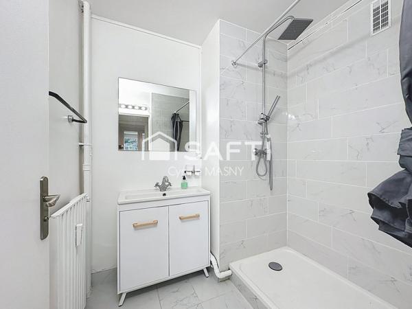 Appartement Traversant et baigné de lumière, 2 chambres, loggia et gardien – le confort au quotidien