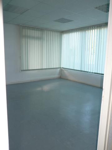 ⚜ A LOUER CHATEAUBERNARD Zone Commercial Local Bureau ⚜