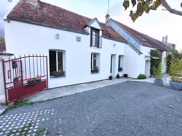 Bray-sur-Seine, maison rénovée plus grange sur terrain clos.