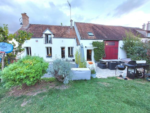 Bray-sur-Seine, maison rénovée plus grange sur terrain clos.