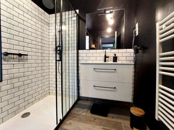 Bray-sur-Seine, maison rénovée plus grange sur terrain clos.