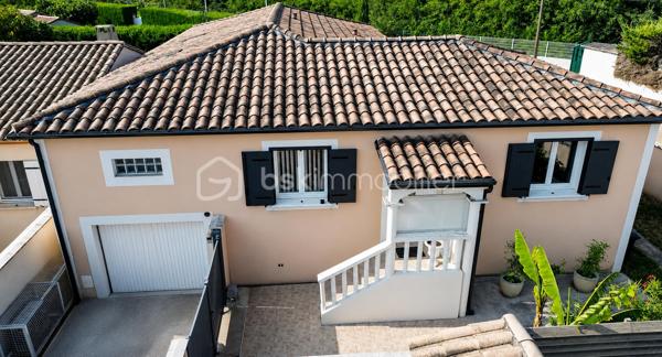 Je vous invite à découvrir en EXCLUSIVITE dans un lotissement recherché de Pont-Saint-Esprit (30130), cette villa de 2009 entièrement de plain-pied offrant 132m² habitables et édifiée sur une parcelle clôturée de 493m².

🏠Modernité, volumes et luminosité

La villa offre une pièce à vivre lumineuse avec cuisine équipée et meublée totalisant 50m². Cet espace généreux dispose d'un accès vers le jardin pour profiter facilement de la terrasse couverte et de la piscine. Vous apprécierez également l'arrière cuisine de 9m² qui vous apportera un espace de rangement supplémentaire.
Côté nuit la maison dispose de 3 belles chambres de 12, 17 et 17 m² toutes équipées de moustiquaires, volets roulants et volets PVC.
La salle d'eau est équipée d'une douche, de doubles vaques et de toilettes. Il y a également des toilettes indépendants avec fenestron et lave-main.

🌿 Les extérieurs et aménagements 

Vous pourrez profiter pleinement toute l'année de la terrasse en bois qui est couverte et sans vis à vis. Ce bel espace vous invite à la détente avec sa piscine 3x2m qui est équipée d'un système de nage à contre courant et d'une pompe à chaleur. Le jardin est arboré, clôturé et sans aucun vis à vis.
Un garage de 21m² communique directement avec la maison pour plus de praticité. La mezzanine au dessus du garage est très facile d'accès et vous apportera un espace de rangement supplémentaire non négligeable.

✨Confort et belle performance énergétique

Cette maison offre de très belles prestations: pompe à chaleur avec plancher chauffant refroidissant posée en 2019, panneaux photovoltaïques installés en 2019 également, menuiseries double vitrage avec volets PVC (+ volets roulants et moustiquaires côté nuit), portail motorisé, gouttières posées en 2024... DPE : "B" avec une consommation en électricité actuellement de 97€/mois. 
Des charges sont appelées par trimestre à hauteur 85€ (Association syndicale de lotissement). La maison est raccordée au tout à l'égout, et elle est construite sur vide sanitaire de 1.30m.

✅ Si vous recherchez un bien sans travaux offrant de belles prestations, cette maison répondra à vos attentes.

Je suis disponible 7jours / 7 pour répondre à vos demandes de renseignements. Une visite virtuelle est disponible également.