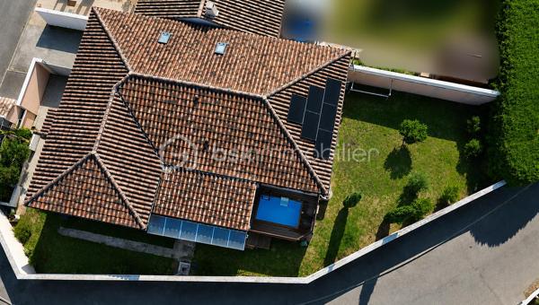 Je vous invite à découvrir en EXCLUSIVITE dans un lotissement recherché de Pont-Saint-Esprit (30130), cette villa de 2009 entièrement de plain-pied offrant 132m² habitables et édifiée sur une parcelle clôturée de 493m².

🏠Modernité, volumes et luminosité

La villa offre une pièce à vivre lumineuse avec cuisine équipée et meublée totalisant 50m². Cet espace généreux dispose d'un accès vers le jardin pour profiter facilement de la terrasse couverte et de la piscine. Vous apprécierez également l'arrière cuisine de 9m² qui vous apportera un espace de rangement supplémentaire.
Côté nuit la maison dispose de 3 belles chambres de 12, 17 et 17 m² toutes équipées de moustiquaires, volets roulants et volets PVC.
La salle d'eau est équipée d'une douche, de doubles vaques et de toilettes. Il y a également des toilettes indépendants avec fenestron et lave-main.

🌿 Les extérieurs et aménagements 

Vous pourrez profiter pleinement toute l'année de la terrasse en bois qui est couverte et sans vis à vis. Ce bel espace vous invite à la détente avec sa piscine 3x2m qui est équipée d'un système de nage à contre courant et d'une pompe à chaleur. Le jardin est arboré, clôturé et sans aucun vis à vis.
Un garage de 21m² communique directement avec la maison pour plus de praticité. La mezzanine au dessus du garage est très facile d'accès et vous apportera un espace de rangement supplémentaire non négligeable.

✨Confort et belle performance énergétique

Cette maison offre de très belles prestations: pompe à chaleur avec plancher chauffant refroidissant posée en 2019, panneaux photovoltaïques installés en 2019 également, menuiseries double vitrage avec volets PVC (+ volets roulants et moustiquaires côté nuit), portail motorisé, gouttières posées en 2024... DPE : "B" avec une consommation en électricité actuellement de 97€/mois. 
Des charges sont appelées par trimestre à hauteur 85€ (Association syndicale de lotissement). La maison est raccordée au tout à l'égout, et elle est construite sur vide sanitaire de 1.30m.

✅ Si vous recherchez un bien sans travaux offrant de belles prestations, cette maison répondra à vos attentes.

Je suis disponible 7jours / 7 pour répondre à vos demandes de renseignements. Une visite virtuelle est disponible également.