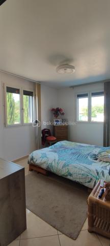 Je vous invite à découvrir en EXCLUSIVITE dans un lotissement recherché de Pont-Saint-Esprit (30130), cette villa de 2009 entièrement de plain-pied offrant 132m² habitables et édifiée sur une parcelle clôturée de 493m².

🏠Modernité, volumes et luminosité

La villa offre une pièce à vivre lumineuse avec cuisine équipée et meublée totalisant 50m². Cet espace généreux dispose d'un accès vers le jardin pour profiter facilement de la terrasse couverte et de la piscine. Vous apprécierez également l'arrière cuisine de 9m² qui vous apportera un espace de rangement supplémentaire.
Côté nuit la maison dispose de 3 belles chambres de 12, 17 et 17 m² toutes équipées de moustiquaires, volets roulants et volets PVC.
La salle d'eau est équipée d'une douche, de doubles vaques et de toilettes. Il y a également des toilettes indépendants avec fenestron et lave-main.

🌿 Les extérieurs et aménagements 

Vous pourrez profiter pleinement toute l'année de la terrasse en bois qui est couverte et sans vis à vis. Ce bel espace vous invite à la détente avec sa piscine 3x2m qui est équipée d'un système de nage à contre courant et d'une pompe à chaleur. Le jardin est arboré, clôturé et sans aucun vis à vis.
Un garage de 21m² communique directement avec la maison pour plus de praticité. La mezzanine au dessus du garage est très facile d'accès et vous apportera un espace de rangement supplémentaire non négligeable.

✨Confort et belle performance énergétique

Cette maison offre de très belles prestations: pompe à chaleur avec plancher chauffant refroidissant posée en 2019, panneaux photovoltaïques installés en 2019 également, menuiseries double vitrage avec volets PVC (+ volets roulants et moustiquaires côté nuit), portail motorisé, gouttières posées en 2024... DPE : "B" avec une consommation en électricité actuellement de 97€/mois. 
Des charges sont appelées par trimestre à hauteur 85€ (Association syndicale de lotissement). La maison est raccordée au tout à l'égout, et elle est construite sur vide sanitaire de 1.30m.

✅ Si vous recherchez un bien sans travaux offrant de belles prestations, cette maison répondra à vos attentes.

Je suis disponible 7jours / 7 pour répondre à vos demandes de renseignements. Une visite virtuelle est disponible également.