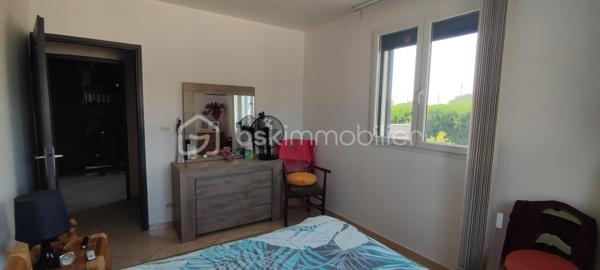 Je vous invite à découvrir en EXCLUSIVITE dans un lotissement recherché de Pont-Saint-Esprit (30130), cette villa de 2009 entièrement de plain-pied offrant 132m² habitables et édifiée sur une parcelle clôturée de 493m².

🏠Modernité, volumes et luminosité

La villa offre une pièce à vivre lumineuse avec cuisine équipée et meublée totalisant 50m². Cet espace généreux dispose d'un accès vers le jardin pour profiter facilement de la terrasse couverte et de la piscine. Vous apprécierez également l'arrière cuisine de 9m² qui vous apportera un espace de rangement supplémentaire.
Côté nuit la maison dispose de 3 belles chambres de 12, 17 et 17 m² toutes équipées de moustiquaires, volets roulants et volets PVC.
La salle d'eau est équipée d'une douche, de doubles vaques et de toilettes. Il y a également des toilettes indépendants avec fenestron et lave-main.

🌿 Les extérieurs et aménagements 

Vous pourrez profiter pleinement toute l'année de la terrasse en bois qui est couverte et sans vis à vis. Ce bel espace vous invite à la détente avec sa piscine 3x2m qui est équipée d'un système de nage à contre courant et d'une pompe à chaleur. Le jardin est arboré, clôturé et sans aucun vis à vis.
Un garage de 21m² communique directement avec la maison pour plus de praticité. La mezzanine au dessus du garage est très facile d'accès et vous apportera un espace de rangement supplémentaire non négligeable.

✨Confort et belle performance énergétique

Cette maison offre de très belles prestations: pompe à chaleur avec plancher chauffant refroidissant posée en 2019, panneaux photovoltaïques installés en 2019 également, menuiseries double vitrage avec volets PVC (+ volets roulants et moustiquaires côté nuit), portail motorisé, gouttières posées en 2024... DPE : "B" avec une consommation en électricité actuellement de 97€/mois. 
Des charges sont appelées par trimestre à hauteur 85€ (Association syndicale de lotissement). La maison est raccordée au tout à l'égout, et elle est construite sur vide sanitaire de 1.30m.

✅ Si vous recherchez un bien sans travaux offrant de belles prestations, cette maison répondra à vos attentes.

Je suis disponible 7jours / 7 pour répondre à vos demandes de renseignements. Une visite virtuelle est disponible également.