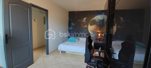 Je vous invite à découvrir en EXCLUSIVITE dans un lotissement recherché de Pont-Saint-Esprit (30130), cette villa de 2009 entièrement de plain-pied offrant 132m² habitables et édifiée sur une parcelle clôturée de 493m².

🏠Modernité, volumes et luminosité

La villa offre une pièce à vivre lumineuse avec cuisine équipée et meublée totalisant 50m². Cet espace généreux dispose d'un accès vers le jardin pour profiter facilement de la terrasse couverte et de la piscine. Vous apprécierez également l'arrière cuisine de 9m² qui vous apportera un espace de rangement supplémentaire.
Côté nuit la maison dispose de 3 belles chambres de 12, 17 et 17 m² toutes équipées de moustiquaires, volets roulants et volets PVC.
La salle d'eau est équipée d'une douche, de doubles vaques et de toilettes. Il y a également des toilettes indépendants avec fenestron et lave-main.

🌿 Les extérieurs et aménagements 

Vous pourrez profiter pleinement toute l'année de la terrasse en bois qui est couverte et sans vis à vis. Ce bel espace vous invite à la détente avec sa piscine 3x2m qui est équipée d'un système de nage à contre courant et d'une pompe à chaleur. Le jardin est arboré, clôturé et sans aucun vis à vis.
Un garage de 21m² communique directement avec la maison pour plus de praticité. La mezzanine au dessus du garage est très facile d'accès et vous apportera un espace de rangement supplémentaire non négligeable.

✨Confort et belle performance énergétique

Cette maison offre de très belles prestations: pompe à chaleur avec plancher chauffant refroidissant posée en 2019, panneaux photovoltaïques installés en 2019 également, menuiseries double vitrage avec volets PVC (+ volets roulants et moustiquaires côté nuit), portail motorisé, gouttières posées en 2024... DPE : "B" avec une consommation en électricité actuellement de 97€/mois. 
Des charges sont appelées par trimestre à hauteur 85€ (Association syndicale de lotissement). La maison est raccordée au tout à l'égout, et elle est construite sur vide sanitaire de 1.30m.

✅ Si vous recherchez un bien sans travaux offrant de belles prestations, cette maison répondra à vos attentes.

Je suis disponible 7jours / 7 pour répondre à vos demandes de renseignements. Une visite virtuelle est disponible également.