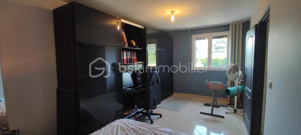 Je vous invite à découvrir en EXCLUSIVITE dans un lotissement recherché de Pont-Saint-Esprit (30130), cette villa de 2009 entièrement de plain-pied offrant 132m² habitables et édifiée sur une parcelle clôturée de 493m².

🏠Modernité, volumes et luminosité

La villa offre une pièce à vivre lumineuse avec cuisine équipée et meublée totalisant 50m². Cet espace généreux dispose d'un accès vers le jardin pour profiter facilement de la terrasse couverte et de la piscine. Vous apprécierez également l'arrière cuisine de 9m² qui vous apportera un espace de rangement supplémentaire.
Côté nuit la maison dispose de 3 belles chambres de 12, 17 et 17 m² toutes équipées de moustiquaires, volets roulants et volets PVC.
La salle d'eau est équipée d'une douche, de doubles vaques et de toilettes. Il y a également des toilettes indépendants avec fenestron et lave-main.

🌿 Les extérieurs et aménagements 

Vous pourrez profiter pleinement toute l'année de la terrasse en bois qui est couverte et sans vis à vis. Ce bel espace vous invite à la détente avec sa piscine 3x2m qui est équipée d'un système de nage à contre courant et d'une pompe à chaleur. Le jardin est arboré, clôturé et sans aucun vis à vis.
Un garage de 21m² communique directement avec la maison pour plus de praticité. La mezzanine au dessus du garage est très facile d'accès et vous apportera un espace de rangement supplémentaire non négligeable.

✨Confort et belle performance énergétique

Cette maison offre de très belles prestations: pompe à chaleur avec plancher chauffant refroidissant posée en 2019, panneaux photovoltaïques installés en 2019 également, menuiseries double vitrage avec volets PVC (+ volets roulants et moustiquaires côté nuit), portail motorisé, gouttières posées en 2024... DPE : "B" avec une consommation en électricité actuellement de 97€/mois. 
Des charges sont appelées par trimestre à hauteur 85€ (Association syndicale de lotissement). La maison est raccordée au tout à l'égout, et elle est construite sur vide sanitaire de 1.30m.

✅ Si vous recherchez un bien sans travaux offrant de belles prestations, cette maison répondra à vos attentes.

Je suis disponible 7jours / 7 pour répondre à vos demandes de renseignements. Une visite virtuelle est disponible également.