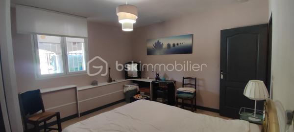 Je vous invite à découvrir en EXCLUSIVITE dans un lotissement recherché de Pont-Saint-Esprit (30130), cette villa de 2009 entièrement de plain-pied offrant 132m² habitables et édifiée sur une parcelle clôturée de 493m².

🏠Modernité, volumes et luminosité

La villa offre une pièce à vivre lumineuse avec cuisine équipée et meublée totalisant 50m². Cet espace généreux dispose d'un accès vers le jardin pour profiter facilement de la terrasse couverte et de la piscine. Vous apprécierez également l'arrière cuisine de 9m² qui vous apportera un espace de rangement supplémentaire.
Côté nuit la maison dispose de 3 belles chambres de 12, 17 et 17 m² toutes équipées de moustiquaires, volets roulants et volets PVC.
La salle d'eau est équipée d'une douche, de doubles vaques et de toilettes. Il y a également des toilettes indépendants avec fenestron et lave-main.

🌿 Les extérieurs et aménagements 

Vous pourrez profiter pleinement toute l'année de la terrasse en bois qui est couverte et sans vis à vis. Ce bel espace vous invite à la détente avec sa piscine 3x2m qui est équipée d'un système de nage à contre courant et d'une pompe à chaleur. Le jardin est arboré, clôturé et sans aucun vis à vis.
Un garage de 21m² communique directement avec la maison pour plus de praticité. La mezzanine au dessus du garage est très facile d'accès et vous apportera un espace de rangement supplémentaire non négligeable.

✨Confort et belle performance énergétique

Cette maison offre de très belles prestations: pompe à chaleur avec plancher chauffant refroidissant posée en 2019, panneaux photovoltaïques installés en 2019 également, menuiseries double vitrage avec volets PVC (+ volets roulants et moustiquaires côté nuit), portail motorisé, gouttières posées en 2024... DPE : "B" avec une consommation en électricité actuellement de 97€/mois. 
Des charges sont appelées par trimestre à hauteur 85€ (Association syndicale de lotissement). La maison est raccordée au tout à l'égout, et elle est construite sur vide sanitaire de 1.30m.

✅ Si vous recherchez un bien sans travaux offrant de belles prestations, cette maison répondra à vos attentes.

Je suis disponible 7jours / 7 pour répondre à vos demandes de renseignements. Une visite virtuelle est disponible également.
