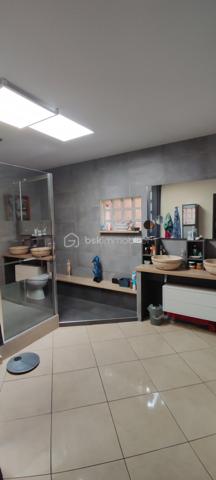 Je vous invite à découvrir en EXCLUSIVITE dans un lotissement recherché de Pont-Saint-Esprit (30130), cette villa de 2009 entièrement de plain-pied offrant 132m² habitables et édifiée sur une parcelle clôturée de 493m².

🏠Modernité, volumes et luminosité

La villa offre une pièce à vivre lumineuse avec cuisine équipée et meublée totalisant 50m². Cet espace généreux dispose d'un accès vers le jardin pour profiter facilement de la terrasse couverte et de la piscine. Vous apprécierez également l'arrière cuisine de 9m² qui vous apportera un espace de rangement supplémentaire.
Côté nuit la maison dispose de 3 belles chambres de 12, 17 et 17 m² toutes équipées de moustiquaires, volets roulants et volets PVC.
La salle d'eau est équipée d'une douche, de doubles vaques et de toilettes. Il y a également des toilettes indépendants avec fenestron et lave-main.

🌿 Les extérieurs et aménagements 

Vous pourrez profiter pleinement toute l'année de la terrasse en bois qui est couverte et sans vis à vis. Ce bel espace vous invite à la détente avec sa piscine 3x2m qui est équipée d'un système de nage à contre courant et d'une pompe à chaleur. Le jardin est arboré, clôturé et sans aucun vis à vis.
Un garage de 21m² communique directement avec la maison pour plus de praticité. La mezzanine au dessus du garage est très facile d'accès et vous apportera un espace de rangement supplémentaire non négligeable.

✨Confort et belle performance énergétique

Cette maison offre de très belles prestations: pompe à chaleur avec plancher chauffant refroidissant posée en 2019, panneaux photovoltaïques installés en 2019 également, menuiseries double vitrage avec volets PVC (+ volets roulants et moustiquaires côté nuit), portail motorisé, gouttières posées en 2024... DPE : "B" avec une consommation en électricité actuellement de 97€/mois. 
Des charges sont appelées par trimestre à hauteur 85€ (Association syndicale de lotissement). La maison est raccordée au tout à l'égout, et elle est construite sur vide sanitaire de 1.30m.

✅ Si vous recherchez un bien sans travaux offrant de belles prestations, cette maison répondra à vos attentes.

Je suis disponible 7jours / 7 pour répondre à vos demandes de renseignements. Une visite virtuelle est disponible également.