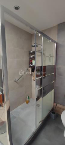 Je vous invite à découvrir en EXCLUSIVITE dans un lotissement recherché de Pont-Saint-Esprit (30130), cette villa de 2009 entièrement de plain-pied offrant 132m² habitables et édifiée sur une parcelle clôturée de 493m².

🏠Modernité, volumes et luminosité

La villa offre une pièce à vivre lumineuse avec cuisine équipée et meublée totalisant 50m². Cet espace généreux dispose d'un accès vers le jardin pour profiter facilement de la terrasse couverte et de la piscine. Vous apprécierez également l'arrière cuisine de 9m² qui vous apportera un espace de rangement supplémentaire.
Côté nuit la maison dispose de 3 belles chambres de 12, 17 et 17 m² toutes équipées de moustiquaires, volets roulants et volets PVC.
La salle d'eau est équipée d'une douche, de doubles vaques et de toilettes. Il y a également des toilettes indépendants avec fenestron et lave-main.

🌿 Les extérieurs et aménagements 

Vous pourrez profiter pleinement toute l'année de la terrasse en bois qui est couverte et sans vis à vis. Ce bel espace vous invite à la détente avec sa piscine 3x2m qui est équipée d'un système de nage à contre courant et d'une pompe à chaleur. Le jardin est arboré, clôturé et sans aucun vis à vis.
Un garage de 21m² communique directement avec la maison pour plus de praticité. La mezzanine au dessus du garage est très facile d'accès et vous apportera un espace de rangement supplémentaire non négligeable.

✨Confort et belle performance énergétique

Cette maison offre de très belles prestations: pompe à chaleur avec plancher chauffant refroidissant posée en 2019, panneaux photovoltaïques installés en 2019 également, menuiseries double vitrage avec volets PVC (+ volets roulants et moustiquaires côté nuit), portail motorisé, gouttières posées en 2024... DPE : "B" avec une consommation en électricité actuellement de 97€/mois. 
Des charges sont appelées par trimestre à hauteur 85€ (Association syndicale de lotissement). La maison est raccordée au tout à l'égout, et elle est construite sur vide sanitaire de 1.30m.

✅ Si vous recherchez un bien sans travaux offrant de belles prestations, cette maison répondra à vos attentes.

Je suis disponible 7jours / 7 pour répondre à vos demandes de renseignements. Une visite virtuelle est disponible également.