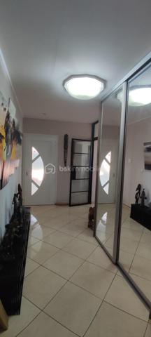 Je vous invite à découvrir en EXCLUSIVITE dans un lotissement recherché de Pont-Saint-Esprit (30130), cette villa de 2009 entièrement de plain-pied offrant 132m² habitables et édifiée sur une parcelle clôturée de 493m².

🏠Modernité, volumes et luminosité

La villa offre une pièce à vivre lumineuse avec cuisine équipée et meublée totalisant 50m². Cet espace généreux dispose d'un accès vers le jardin pour profiter facilement de la terrasse couverte et de la piscine. Vous apprécierez également l'arrière cuisine de 9m² qui vous apportera un espace de rangement supplémentaire.
Côté nuit la maison dispose de 3 belles chambres de 12, 17 et 17 m² toutes équipées de moustiquaires, volets roulants et volets PVC.
La salle d'eau est équipée d'une douche, de doubles vaques et de toilettes. Il y a également des toilettes indépendants avec fenestron et lave-main.

🌿 Les extérieurs et aménagements 

Vous pourrez profiter pleinement toute l'année de la terrasse en bois qui est couverte et sans vis à vis. Ce bel espace vous invite à la détente avec sa piscine 3x2m qui est équipée d'un système de nage à contre courant et d'une pompe à chaleur. Le jardin est arboré, clôturé et sans aucun vis à vis.
Un garage de 21m² communique directement avec la maison pour plus de praticité. La mezzanine au dessus du garage est très facile d'accès et vous apportera un espace de rangement supplémentaire non négligeable.

✨Confort et belle performance énergétique

Cette maison offre de très belles prestations: pompe à chaleur avec plancher chauffant refroidissant posée en 2019, panneaux photovoltaïques installés en 2019 également, menuiseries double vitrage avec volets PVC (+ volets roulants et moustiquaires côté nuit), portail motorisé, gouttières posées en 2024... DPE : "B" avec une consommation en électricité actuellement de 97€/mois. 
Des charges sont appelées par trimestre à hauteur 85€ (Association syndicale de lotissement). La maison est raccordée au tout à l'égout, et elle est construite sur vide sanitaire de 1.30m.

✅ Si vous recherchez un bien sans travaux offrant de belles prestations, cette maison répondra à vos attentes.

Je suis disponible 7jours / 7 pour répondre à vos demandes de renseignements. Une visite virtuelle est disponible également.