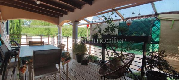 Je vous invite à découvrir en EXCLUSIVITE dans un lotissement recherché de Pont-Saint-Esprit (30130), cette villa de 2009 entièrement de plain-pied offrant 132m² habitables et édifiée sur une parcelle clôturée de 493m².

🏠Modernité, volumes et luminosité

La villa offre une pièce à vivre lumineuse avec cuisine équipée et meublée totalisant 50m². Cet espace généreux dispose d'un accès vers le jardin pour profiter facilement de la terrasse couverte et de la piscine. Vous apprécierez également l'arrière cuisine de 9m² qui vous apportera un espace de rangement supplémentaire.
Côté nuit la maison dispose de 3 belles chambres de 12, 17 et 17 m² toutes équipées de moustiquaires, volets roulants et volets PVC.
La salle d'eau est équipée d'une douche, de doubles vaques et de toilettes. Il y a également des toilettes indépendants avec fenestron et lave-main.

🌿 Les extérieurs et aménagements 

Vous pourrez profiter pleinement toute l'année de la terrasse en bois qui est couverte et sans vis à vis. Ce bel espace vous invite à la détente avec sa piscine 3x2m qui est équipée d'un système de nage à contre courant et d'une pompe à chaleur. Le jardin est arboré, clôturé et sans aucun vis à vis.
Un garage de 21m² communique directement avec la maison pour plus de praticité. La mezzanine au dessus du garage est très facile d'accès et vous apportera un espace de rangement supplémentaire non négligeable.

✨Confort et belle performance énergétique

Cette maison offre de très belles prestations: pompe à chaleur avec plancher chauffant refroidissant posée en 2019, panneaux photovoltaïques installés en 2019 également, menuiseries double vitrage avec volets PVC (+ volets roulants et moustiquaires côté nuit), portail motorisé, gouttières posées en 2024... DPE : "B" avec une consommation en électricité actuellement de 97€/mois. 
Des charges sont appelées par trimestre à hauteur 85€ (Association syndicale de lotissement). La maison est raccordée au tout à l'égout, et elle est construite sur vide sanitaire de 1.30m.

✅ Si vous recherchez un bien sans travaux offrant de belles prestations, cette maison répondra à vos attentes.

Je suis disponible 7jours / 7 pour répondre à vos demandes de renseignements. Une visite virtuelle est disponible également.