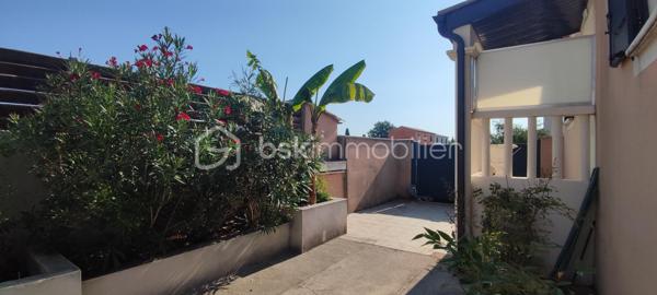 Je vous invite à découvrir en EXCLUSIVITE dans un lotissement recherché de Pont-Saint-Esprit (30130), cette villa de 2009 entièrement de plain-pied offrant 132m² habitables et édifiée sur une parcelle clôturée de 493m².

🏠Modernité, volumes et luminosité

La villa offre une pièce à vivre lumineuse avec cuisine équipée et meublée totalisant 50m². Cet espace généreux dispose d'un accès vers le jardin pour profiter facilement de la terrasse couverte et de la piscine. Vous apprécierez également l'arrière cuisine de 9m² qui vous apportera un espace de rangement supplémentaire.
Côté nuit la maison dispose de 3 belles chambres de 12, 17 et 17 m² toutes équipées de moustiquaires, volets roulants et volets PVC.
La salle d'eau est équipée d'une douche, de doubles vaques et de toilettes. Il y a également des toilettes indépendants avec fenestron et lave-main.

🌿 Les extérieurs et aménagements 

Vous pourrez profiter pleinement toute l'année de la terrasse en bois qui est couverte et sans vis à vis. Ce bel espace vous invite à la détente avec sa piscine 3x2m qui est équipée d'un système de nage à contre courant et d'une pompe à chaleur. Le jardin est arboré, clôturé et sans aucun vis à vis.
Un garage de 21m² communique directement avec la maison pour plus de praticité. La mezzanine au dessus du garage est très facile d'accès et vous apportera un espace de rangement supplémentaire non négligeable.

✨Confort et belle performance énergétique

Cette maison offre de très belles prestations: pompe à chaleur avec plancher chauffant refroidissant posée en 2019, panneaux photovoltaïques installés en 2019 également, menuiseries double vitrage avec volets PVC (+ volets roulants et moustiquaires côté nuit), portail motorisé, gouttières posées en 2024... DPE : "B" avec une consommation en électricité actuellement de 97€/mois. 
Des charges sont appelées par trimestre à hauteur 85€ (Association syndicale de lotissement). La maison est raccordée au tout à l'égout, et elle est construite sur vide sanitaire de 1.30m.

✅ Si vous recherchez un bien sans travaux offrant de belles prestations, cette maison répondra à vos attentes.

Je suis disponible 7jours / 7 pour répondre à vos demandes de renseignements. Une visite virtuelle est disponible également.