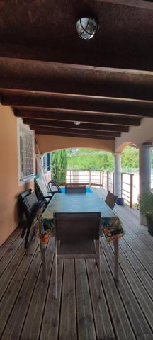Je vous invite à découvrir en EXCLUSIVITE dans un lotissement recherché de Pont-Saint-Esprit (30130), cette villa de 2009 entièrement de plain-pied offrant 132m² habitables et édifiée sur une parcelle clôturée de 493m².

🏠Modernité, volumes et luminosité

La villa offre une pièce à vivre lumineuse avec cuisine équipée et meublée totalisant 50m². Cet espace généreux dispose d'un accès vers le jardin pour profiter facilement de la terrasse couverte et de la piscine. Vous apprécierez également l'arrière cuisine de 9m² qui vous apportera un espace de rangement supplémentaire.
Côté nuit la maison dispose de 3 belles chambres de 12, 17 et 17 m² toutes équipées de moustiquaires, volets roulants et volets PVC.
La salle d'eau est équipée d'une douche, de doubles vaques et de toilettes. Il y a également des toilettes indépendants avec fenestron et lave-main.

🌿 Les extérieurs et aménagements 

Vous pourrez profiter pleinement toute l'année de la terrasse en bois qui est couverte et sans vis à vis. Ce bel espace vous invite à la détente avec sa piscine 3x2m qui est équipée d'un système de nage à contre courant et d'une pompe à chaleur. Le jardin est arboré, clôturé et sans aucun vis à vis.
Un garage de 21m² communique directement avec la maison pour plus de praticité. La mezzanine au dessus du garage est très facile d'accès et vous apportera un espace de rangement supplémentaire non négligeable.

✨Confort et belle performance énergétique

Cette maison offre de très belles prestations: pompe à chaleur avec plancher chauffant refroidissant posée en 2019, panneaux photovoltaïques installés en 2019 également, menuiseries double vitrage avec volets PVC (+ volets roulants et moustiquaires côté nuit), portail motorisé, gouttières posées en 2024... DPE : "B" avec une consommation en électricité actuellement de 97€/mois. 
Des charges sont appelées par trimestre à hauteur 85€ (Association syndicale de lotissement). La maison est raccordée au tout à l'égout, et elle est construite sur vide sanitaire de 1.30m.

✅ Si vous recherchez un bien sans travaux offrant de belles prestations, cette maison répondra à vos attentes.

Je suis disponible 7jours / 7 pour répondre à vos demandes de renseignements. Une visite virtuelle est disponible également.
