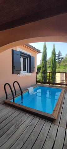 Je vous invite à découvrir en EXCLUSIVITE dans un lotissement recherché de Pont-Saint-Esprit (30130), cette villa de 2009 entièrement de plain-pied offrant 132m² habitables et édifiée sur une parcelle clôturée de 493m².

🏠Modernité, volumes et luminosité

La villa offre une pièce à vivre lumineuse avec cuisine équipée et meublée totalisant 50m². Cet espace généreux dispose d'un accès vers le jardin pour profiter facilement de la terrasse couverte et de la piscine. Vous apprécierez également l'arrière cuisine de 9m² qui vous apportera un espace de rangement supplémentaire.
Côté nuit la maison dispose de 3 belles chambres de 12, 17 et 17 m² toutes équipées de moustiquaires, volets roulants et volets PVC.
La salle d'eau est équipée d'une douche, de doubles vaques et de toilettes. Il y a également des toilettes indépendants avec fenestron et lave-main.

🌿 Les extérieurs et aménagements 

Vous pourrez profiter pleinement toute l'année de la terrasse en bois qui est couverte et sans vis à vis. Ce bel espace vous invite à la détente avec sa piscine 3x2m qui est équipée d'un système de nage à contre courant et d'une pompe à chaleur. Le jardin est arboré, clôturé et sans aucun vis à vis.
Un garage de 21m² communique directement avec la maison pour plus de praticité. La mezzanine au dessus du garage est très facile d'accès et vous apportera un espace de rangement supplémentaire non négligeable.

✨Confort et belle performance énergétique

Cette maison offre de très belles prestations: pompe à chaleur avec plancher chauffant refroidissant posée en 2019, panneaux photovoltaïques installés en 2019 également, menuiseries double vitrage avec volets PVC (+ volets roulants et moustiquaires côté nuit), portail motorisé, gouttières posées en 2024... DPE : "B" avec une consommation en électricité actuellement de 97€/mois. 
Des charges sont appelées par trimestre à hauteur 85€ (Association syndicale de lotissement). La maison est raccordée au tout à l'égout, et elle est construite sur vide sanitaire de 1.30m.

✅ Si vous recherchez un bien sans travaux offrant de belles prestations, cette maison répondra à vos attentes.

Je suis disponible 7jours / 7 pour répondre à vos demandes de renseignements. Une visite virtuelle est disponible également.