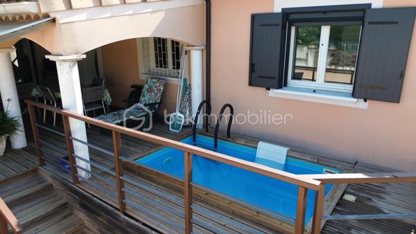 Je vous invite à découvrir en EXCLUSIVITE dans un lotissement recherché de Pont-Saint-Esprit (30130), cette villa de 2009 entièrement de plain-pied offrant 132m² habitables et édifiée sur une parcelle clôturée de 493m².

🏠Modernité, volumes et luminosité

La villa offre une pièce à vivre lumineuse avec cuisine équipée et meublée totalisant 50m². Cet espace généreux dispose d'un accès vers le jardin pour profiter facilement de la terrasse couverte et de la piscine. Vous apprécierez également l'arrière cuisine de 9m² qui vous apportera un espace de rangement supplémentaire.
Côté nuit la maison dispose de 3 belles chambres de 12, 17 et 17 m² toutes équipées de moustiquaires, volets roulants et volets PVC.
La salle d'eau est équipée d'une douche, de doubles vaques et de toilettes. Il y a également des toilettes indépendants avec fenestron et lave-main.

🌿 Les extérieurs et aménagements 

Vous pourrez profiter pleinement toute l'année de la terrasse en bois qui est couverte et sans vis à vis. Ce bel espace vous invite à la détente avec sa piscine 3x2m qui est équipée d'un système de nage à contre courant et d'une pompe à chaleur. Le jardin est arboré, clôturé et sans aucun vis à vis.
Un garage de 21m² communique directement avec la maison pour plus de praticité. La mezzanine au dessus du garage est très facile d'accès et vous apportera un espace de rangement supplémentaire non négligeable.

✨Confort et belle performance énergétique

Cette maison offre de très belles prestations: pompe à chaleur avec plancher chauffant refroidissant posée en 2019, panneaux photovoltaïques installés en 2019 également, menuiseries double vitrage avec volets PVC (+ volets roulants et moustiquaires côté nuit), portail motorisé, gouttières posées en 2024... DPE : "B" avec une consommation en électricité actuellement de 97€/mois. 
Des charges sont appelées par trimestre à hauteur 85€ (Association syndicale de lotissement). La maison est raccordée au tout à l'égout, et elle est construite sur vide sanitaire de 1.30m.

✅ Si vous recherchez un bien sans travaux offrant de belles prestations, cette maison répondra à vos attentes.

Je suis disponible 7jours / 7 pour répondre à vos demandes de renseignements. Une visite virtuelle est disponible également.